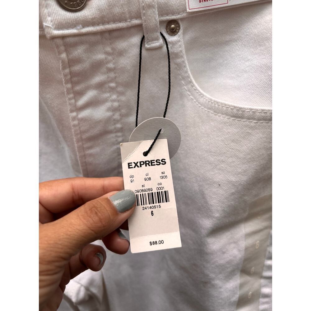 NWT Express white cropped jeans with design.